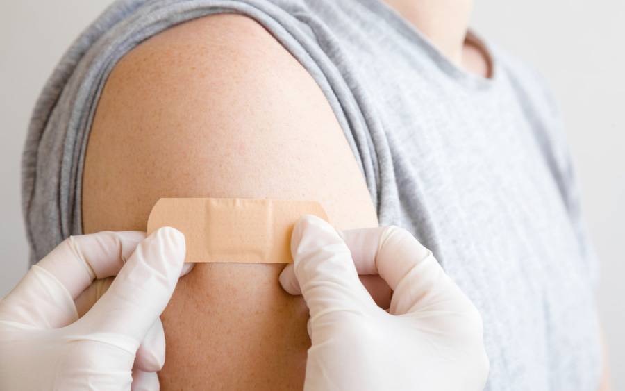 带状援助遍及使用流感疫苗的臂场